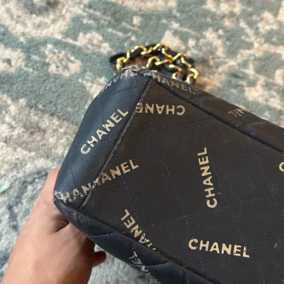 1995 Chanel Black Quilted Shoulder Bag with Gold Chain - Picture 13 of 16